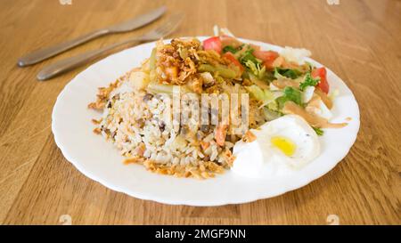 Afrikanische Kombi-Platte mit Reis, gebratenem Käse, gegrilltem Gemüse, Erdnusssoße und anderen traditionellen Produkten. Stockfoto