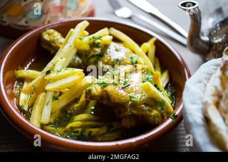 tajin-Hühnchen mit Gemüse nach marokkanischer Art. Stockfoto