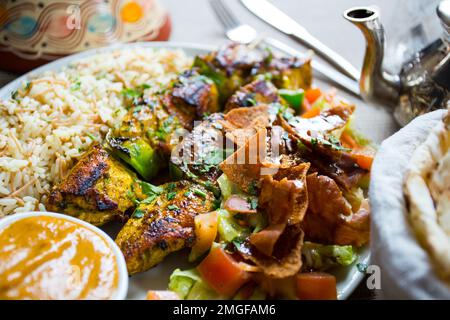 tajin-Hühnchen mit Gemüse nach marokkanischer Art. Stockfoto