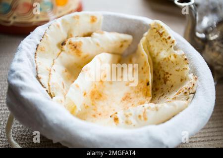 Pita-Brot ist eine Art weiches, leicht fermentiertes Fladenbrot aus Weizenmehl, das im Mittelmeerraum, insbesondere im Nahen Osten, gegessen wird Stockfoto