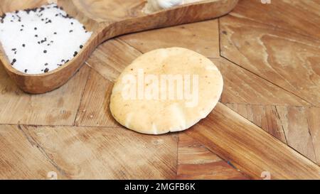 Pita-Brot ist eine Art weiches, leicht fermentiertes Fladenbrot aus Weizenmehl, das im Mittelmeerraum, insbesondere im Nahen Osten, gegessen wird Stockfoto