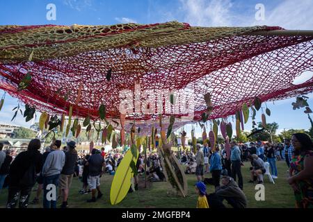 Adelaide, Australien. 26. Januar 2023 Mitglieder der Öffentlichkeit nehmen an der WugulOra-Raucherzeremonie im Elder Park, Adelaide, Teil, die jährlich am 26. Januar zur Erinnerung an die Ankunft der ersten Flotte in Sydney im Jahr 1788 gefeiert wird, jedoch als „Invasionstag“ von indigenen Aborigines gefürchtet wird. Kredit: amer ghazzal/Alamy Live News Stockfoto