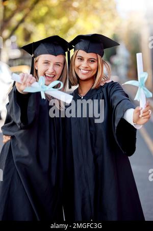 Abschluss, Ausbildung und Porträt von Freunden mit Abschluss für akademischen Erfolg auf dem Universitätscampus. Zertifikat, Leistung und glückliche junge Frauen Stockfoto