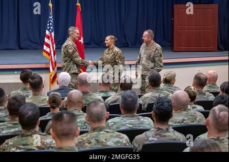 USA Armeegeneral Richard Clarke (links), Befehlshaber der USA Sondereinsatzkommando und US Air Force LT. General James Slife (rechts), Commander des Air Force Special Operations Command, erkennt die USA an Air Force Tech. Sgt. Leanne Hardin (Zentrum), Manager für die Nachhaltigkeit von Waffensystemen bei der AFSOC-Direktion Logistik, Technik und Truppenschutz, für herausragende Leistungen am Hurlburt Field, Florida, 24. August 2022. Clarke besuchte Hurlburt Field, um den AFSOC-Luftkommandos zu helfen, heute bereit zu sein, morgen relevant zu sein und immer belastbar zu sein. Stockfoto