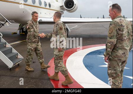 USA Air Force LT. General James Slife (Zentrum), Befehlshaber des Air Force Special Operations Command, begrüßt die USA Armeegeneral Richard Clarke (links), Befehlshaber der USA Sondereinsatzkommando, in Hurlburt Field, Florida, 24. August 2022. Clarke besuchte Hurlburt Field, um den AFSOC-Luftkommandos zu helfen, heute bereit zu sein, morgen relevant zu sein und immer belastbar zu sein. Stockfoto