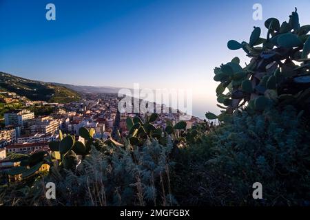 Luftaufnahme der Stadt Capo d'Orlando, am Meer gelegen, vom Schloss Castello di Orlando aus gesehen. Stockfoto