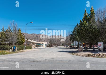 OP DIE BERG, SÜDAFRIKA - 9. Sep. 2022: Eine Straßenszene mit Unternehmen, Fahrzeugen und Menschen in Op die Berg in der Region Koue Bokkeveld im Westen Stockfoto