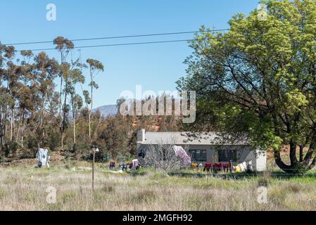 OP DIE BERG, SÜDAFRIKA - 9. Sep. 2022: Ein Bauernhaus neben der Straße R303 in der Nähe von Op die Berg in der Region Koue Bokkeveld des Westkappens Stockfoto