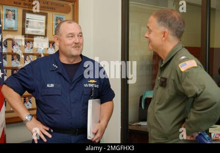 Vizeadmiral Thad Allen und Captain Bruce Jones - 26-HK-13-4. VADM Thad Allen und CAPT Bruce Jones im Amt. Hurrikan Katrina Stockfoto