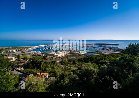 Luftaufnahme des Yachthafens der kleinen Stadt Capo d'Orlando, wo zahlreiche Segelboote vor Anker liegen. Stockfoto