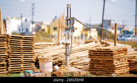 Alte indische klassische Handpumpe, um Wasser in indien zu Pumpen, Wasserhandpumpe im Retro-Stil (alte Wasserpumpe), manuelle alte und rostige Wasserhebelhandpumpe mit Wasser Stockfoto