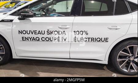 Bordeaux , Aquitaine France - 20 01 2023 : Skoda Enyaq IV 80 neues, modernes Elektroauto in frankreich mit Logo-Schild und Markentext auf der Seitentür-Sportlinie Stockfoto