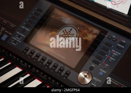 Bordeaux , Aquitaine France - 20 01 2023 : Yamaha Piano Digital Synthesizer Screen Logo Marke und Textzeichen weltweit größte Musikinstrumentfabrik Stockfoto