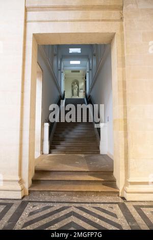 Bordeaux , Aquitaine Frankreich - 01 18 2023 : Gerichtsgebäude in bordeaux mit altem Korridor und Treppen im Inneren Stockfoto