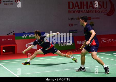 Jakarta, Indonesien. 26. Januar 2023. HE Jiting (L)/Zhou Haodong aus China treten bei einem Spiel der Männer in der zweiten Runde gegen Sabar Karyaman Gutama/Moh Reza Pahlevi Isfahani aus Indonesien beim Indonesia Masters 2023 Badminton Turnier in Jakarta, Indonesien, am 26. Januar 2023 an. Kredit: Xu Qin/Xinhua/Alamy Live News Stockfoto