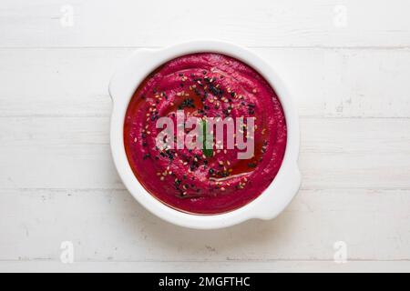 Rote-Bete-Hummus mit Brotstangen. Stockfoto