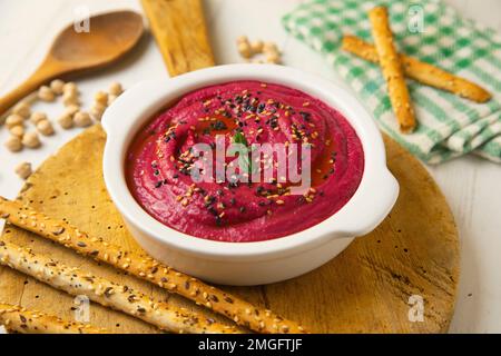 Rote-Bete-Hummus mit Brotstangen. Stockfoto