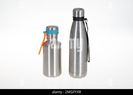 Thermische Edelstahlflasche mit silbernem Chromstopfen als Vorlage für Verpackungsmodell auf grauem Hintergrund Stockfoto