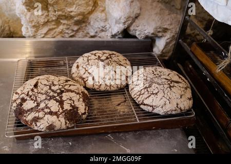 Rundes Brot, französischer Laib auf Regalen im Geschäft Backwaren Vollkornbrot Stockfoto