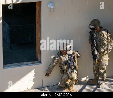 Zwei Soldaten vom 3. 24. Zug, Blackhorse Company, 2-3 2022. Infanterie-Regiment, 1-2. Stryker Brigade-Kampfteam tragen eine verbesserte integrierte visuelle Augmentation System-Brille, während sie sich darauf vorbereiten, das objektive Gebäude während einer städtischen Razzia auf der Joint Base Lewis-McChord, Washington, zu stürmen, während sie sich auf eine Bewegung-zu-Kontakt-urbane Übung auf Joint Base Lewis-Mc Die Übung war Teil einer zweitägigen Demonstrationsveranstaltung, die vom Program Executive Office of Ground Combat Systems veranstaltet wurde, um das Feedback der Soldaten in die Entwicklung neuer militärischer Kampftechnologien zu integrieren. Stockfoto