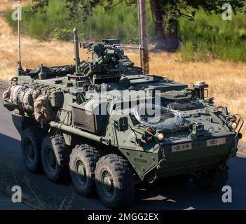 Ein gepanzertes Stryker-Fahrzeug aus dem 3. Zug, Blackhorse Company, 2-3. Infanterie-Regiment, 1-2. Stryker Brigade-Kampfteam feuert sein Maschinengewehr in Kaliber .50 ab, während es das Ziel stürmt während einer städtischen Razzia von Bewegung zu Kontakt auf der Joint Base Lewis-McChord, Washington, 24. August 2022. Die Übung war Teil einer zweitägigen Demonstrationsveranstaltung, die vom Program Executive Office of Ground Combat Systems veranstaltet wurde, um das Feedback der Soldaten in die Entwicklung neuer militärischer Kampftechnologien zu integrieren. Stockfoto