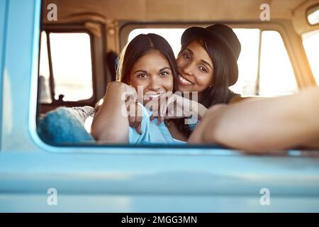 Entspannte Sommer mit meiner besten Freundin. Zwei glückliche junge Freunde, die einen entspannenden Roadtrip genießen. Stockfoto