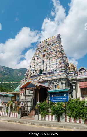 Hindu-Tempel mit einer bunten Fassade namens Arulmihu Navasakti Vinayagar-Tempel in Victoria auf den Seychellen Stockfoto