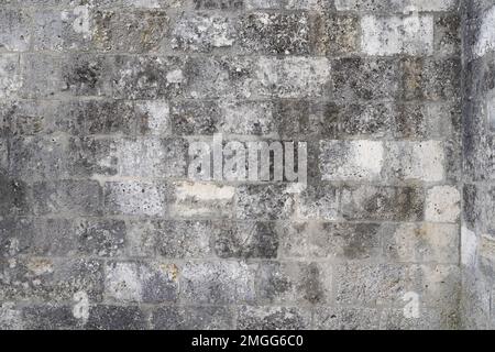 Alte alte graue Betonblöcke alte Fassade mit Gebäudehintergrund Stockfoto