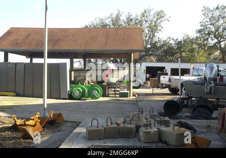 AIDS to Navigation Team - Dulac, Louisiana - 26-HK-343-12. Hurrikan Katrina Stockfoto