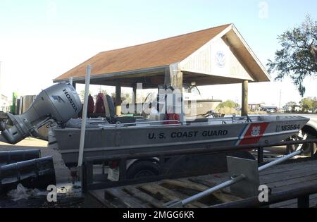 AIDS to Navigation Team - Dulac, Louisiana - 26-HK-343-11. Hurrikan Katrina Stockfoto