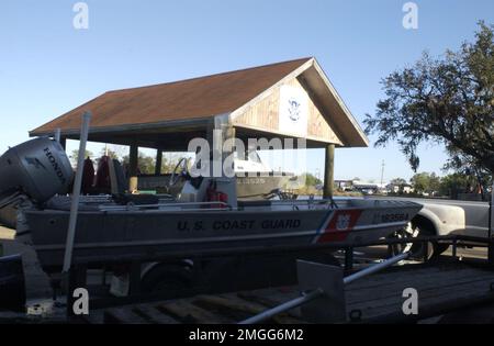 AIDS to Navigation Team - Dulac, Louisiana - 26-HK-343-10. Hurrikan Katrina Stockfoto