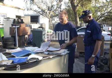 AIDS to Navigation Team - Dulac, Louisiana - 26-HK-343-20. Hurrikan Katrina Stockfoto