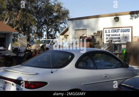 AIDS to Navigation Team - Dulac, Louisiana - 26-HK-343-7. Hurrikan Katrina Stockfoto