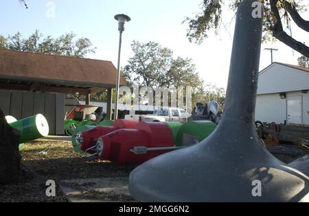 AIDS to Navigation Team - Dulac, Louisiana - 26-HK-343-13. Hurrikan Katrina Stockfoto