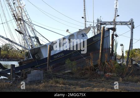 AIDS to Navigation Team - Dulac, Louisiana - 26-HK-343-37. Hurrikan Katrina Stockfoto