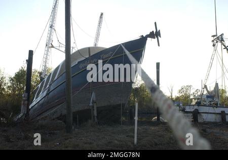 AIDS to Navigation Team - Dulac, Louisiana - 26-HK-343-40. Hurrikan Katrina Stockfoto
