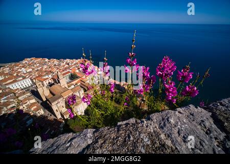 Luftaufnahme des Zentrums der mittelalterlichen Stadt Cefalu an der Küste, vom Felsen Rocca di Cefalù aus gesehen. Stockfoto