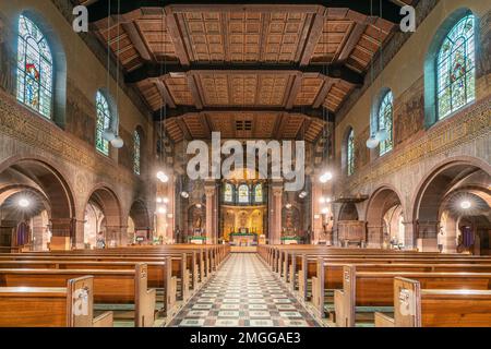 BERGISCH GLADBACH, DEUTSCHLAND - 18. AUGUST 2020: Blick durch den Hauptgang der St.-Lorenz-Kirche am 18. August 2020 in Bergisch Gladbach, Germa Stockfoto