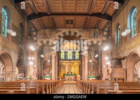 BERGISCH GLADBACH, DEUTSCHLAND - 18. AUGUST 2020: Blick durch den Hauptgang der St.-Lorenz-Kirche am 18. August 2020 in Bergisch Gladbach, Germa Stockfoto