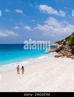 Junge Männer und Frauen an einem tropischen Strand auf der Insel Seychelles Cocos, Blick auf die Drohne von oben Stockfoto