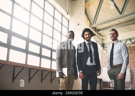 Umzugsleute und Schüttler der Geschäftswelt. Porträt von drei professionellen Geschäftsleuten, die in ihrem Büro zusammen posieren. Stockfoto