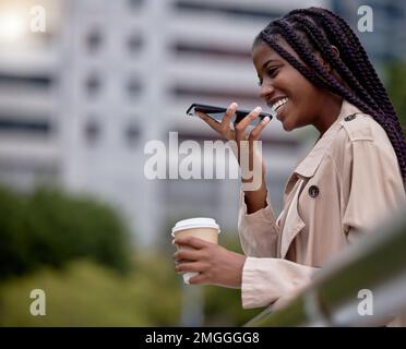 Geschäfte, Telefongespräche und schwarze Frau in der Stadt, um sich zu vernetzen, zu kommunizieren und zu unterhalten. Firmenangestellter, Fahrtweg und Aufnahme von Mädchen Stockfoto