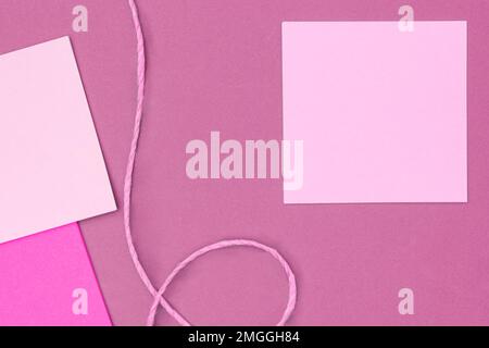 Wichtiger Hinweis auf einem Blatt Papier. Foto Von Verschiedenen Büromaterialien, Stickern, Notizbüchern, Stiften, Bleistiften, Rullers, Marckers, Hefter Stockfoto