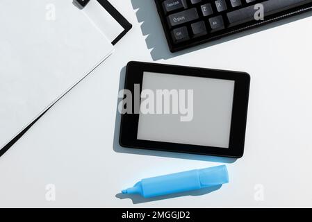 Tablet-Bildschirm Mit Wichtigen Ideen Und Notizen Auf Dem Schreibtisch Stockfoto
