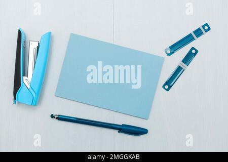 Bild mit Schulbedarf, farbigen Aufklebern, Notizbüchern. Stifte, Bleistifte, Lineale, Taschenrechner, Tastatur. Sortiment Büroartikel. Wichtige Information Stockfoto