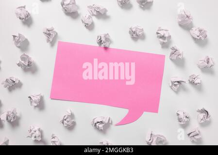 Um Wichtige Informationen Werden Papierrollen Gelegt. Faltige Notizen, Die In Kreis Angeordnet Sind, Mit Krutialer Ankündigung Im Inneren. Zerknitterte Memos Mit Kritischen Daten Stockfoto