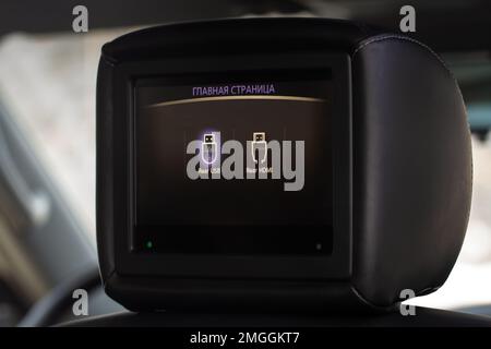 Monitor Auto am Rücksitz. Fernsehen im Inneren eines Automobils  Stockfotografie - Alamy