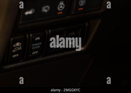 Rücksitze umgeklappt. Hebel zum einfachen Umklappen der Rücksitze. Ein neues Auto ist drin. Stockfoto