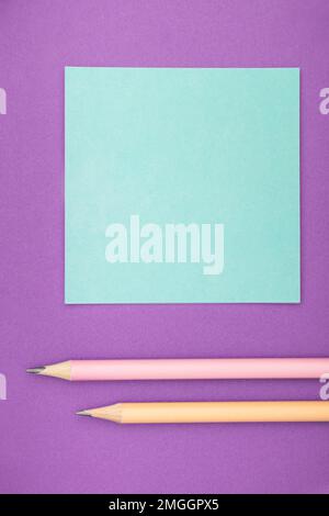 Wichtiger Hinweis auf einem Blatt Papier. Foto Von Verschiedenen Büromaterialien, Stickern, Notizbüchern, Stiften, Bleistiften, Rullers, Marckers, Hefter Stockfoto