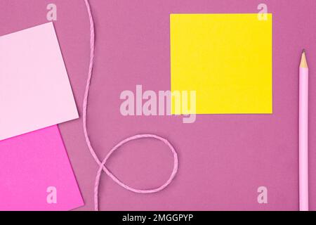 Wichtiger Hinweis auf einem Blatt Papier. Foto Von Verschiedenen Büromaterialien, Stickern, Notizbüchern, Stiften, Bleistiften, Rullers, Marckers, Hefter Stockfoto